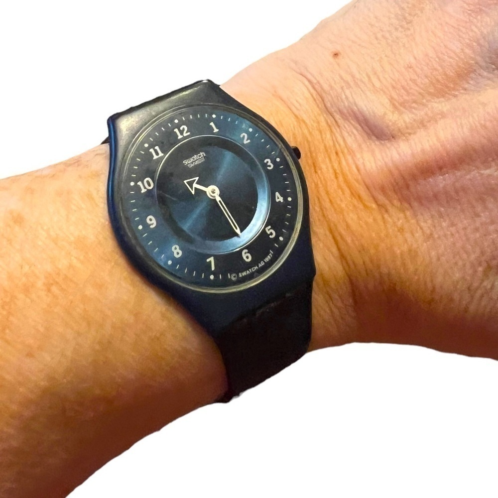 VITNAGE Swatch navy extra thin watch, needs battery.